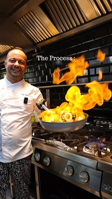 Prepararea mâncării la foc, în bucătăria restaurantului