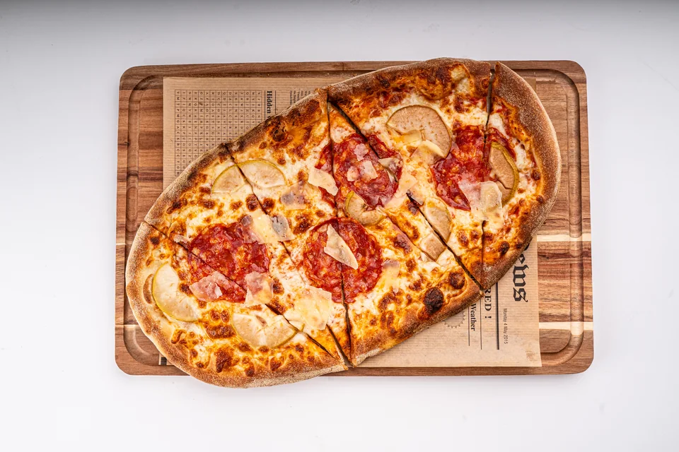 Pizza Miraj, fotografiată pentru meniul restaurantului